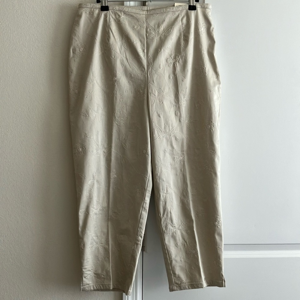 St. John's Bay Embroidered Cream Stretch Lightweight Pleated Capris